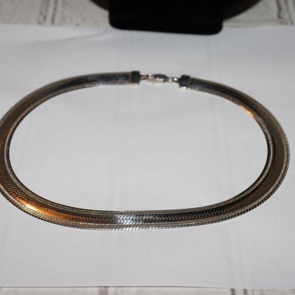 Beautiful Herringbone necklace 18" long .5" wide - Picture 3 of 7